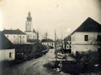 Pohled na kostel od staré školy